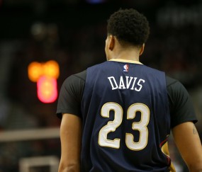 23号球衣给了双向球员！美媒提问：鹈鹕应退役浓眉的23号球衣吗？