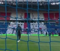 横眉冷对千夫指！奥纳纳赛前踩场戴耳机微微笑，里昂球迷疯狂嘲讽